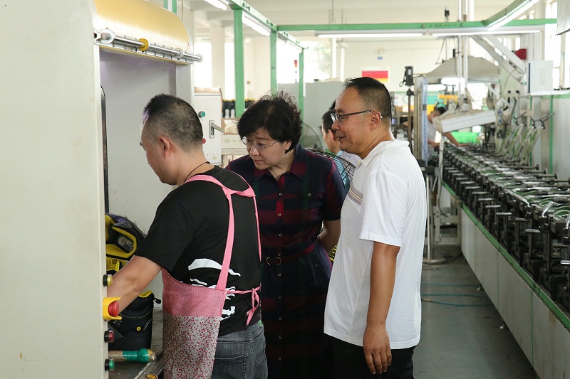 臨沂市工信局黨組書(shū)記、局長(zhǎng)王林艷一行蒞臨百華鞋業(yè)調(diào)研指導(dǎo)